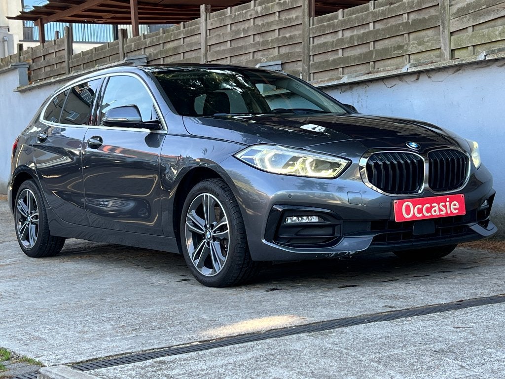 BMW 118 i Sport Line 6vit 140cv, Voorwielaandrijving, 1 Reeks, https://public.car-pass.be/vhr/83362315-6767-4ba1-b06e-95c102fa4c95