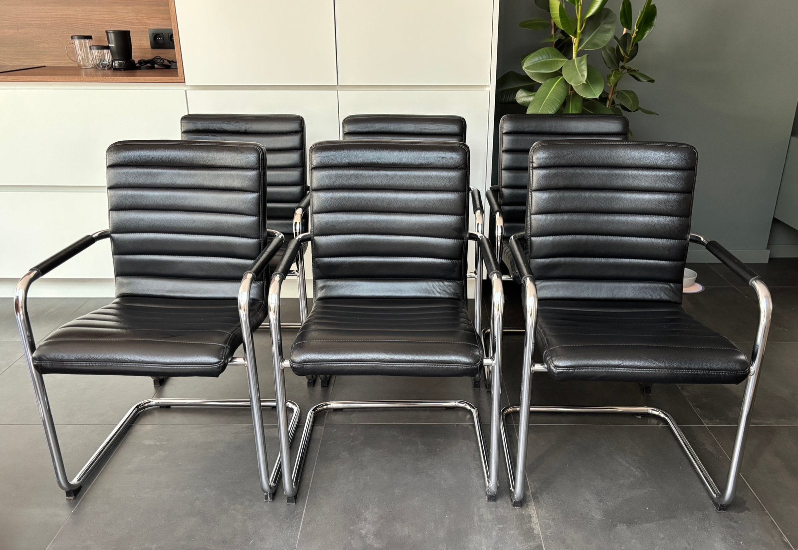 6 eetkamerstoelen in zwarte lederlook, Maison & Meubles, Chaises, Utilisé, Cinq, Six Chaises ou plus, Synthétique, Noir, Enlèvement