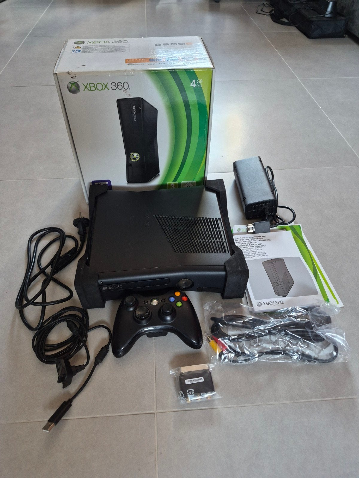 Xbox 360 console in doos, Ophalen of Verzenden, Zo goed als nieuw, 4 GB, Met 1 controller