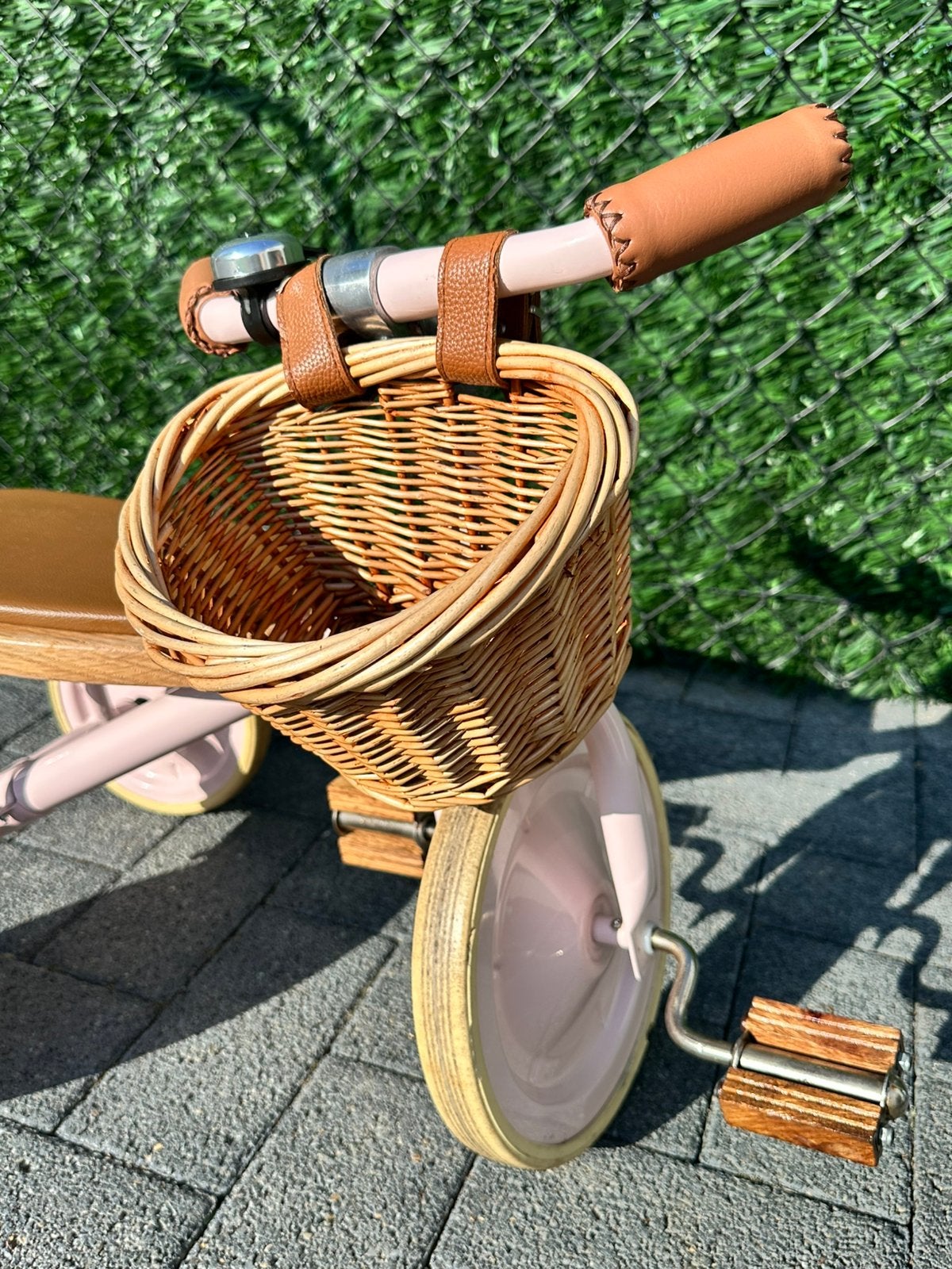 Joli tricycle enfant rose avec panier en osier, Enlèvement, Comme neuf