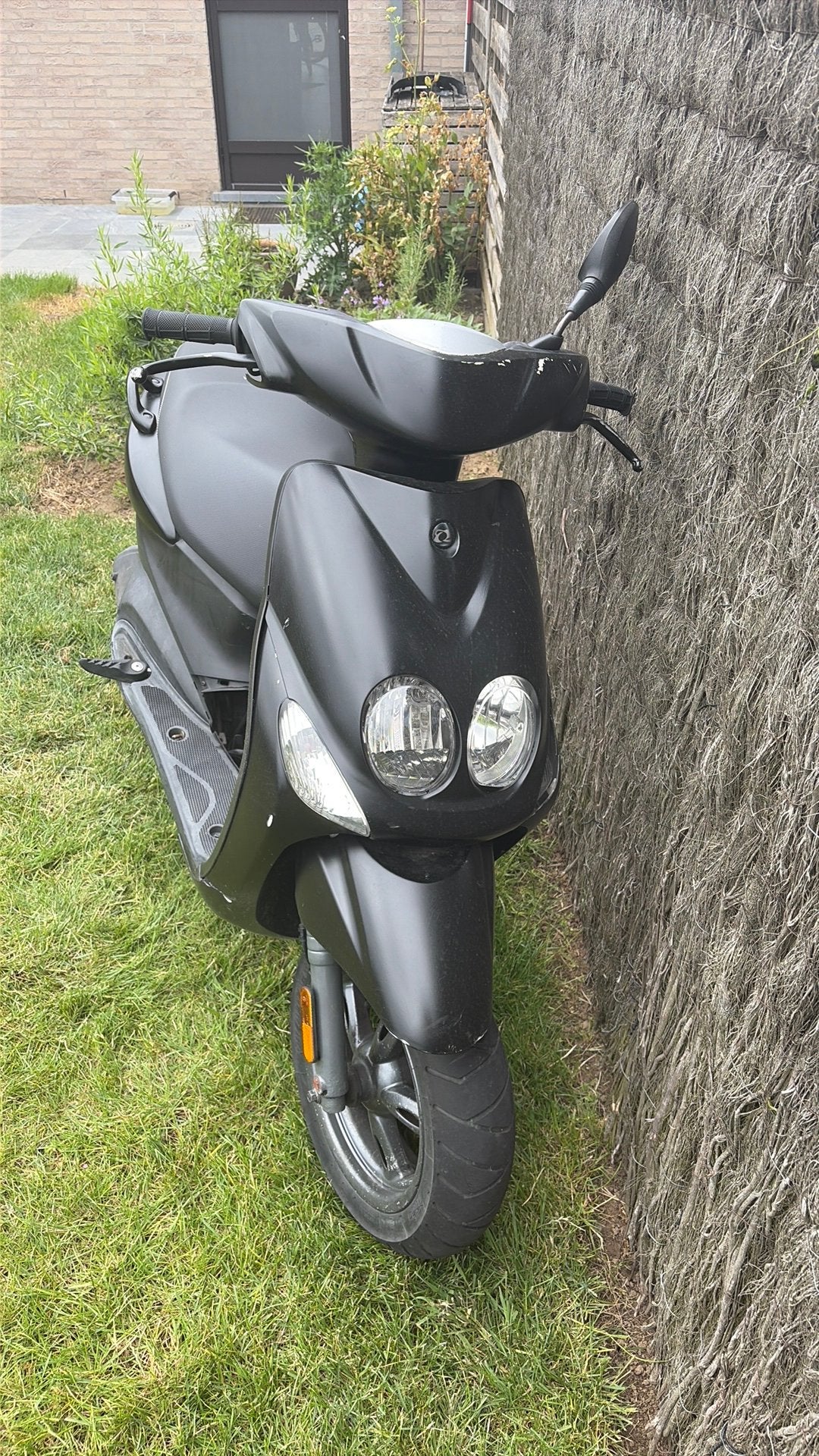 MBK ovetto 2010 - black - runs fine - visible damage, Fietsen en Brommers, Scooters | Yamaha, Gebruikt, Overige modellen, Klasse A (25 km/u)