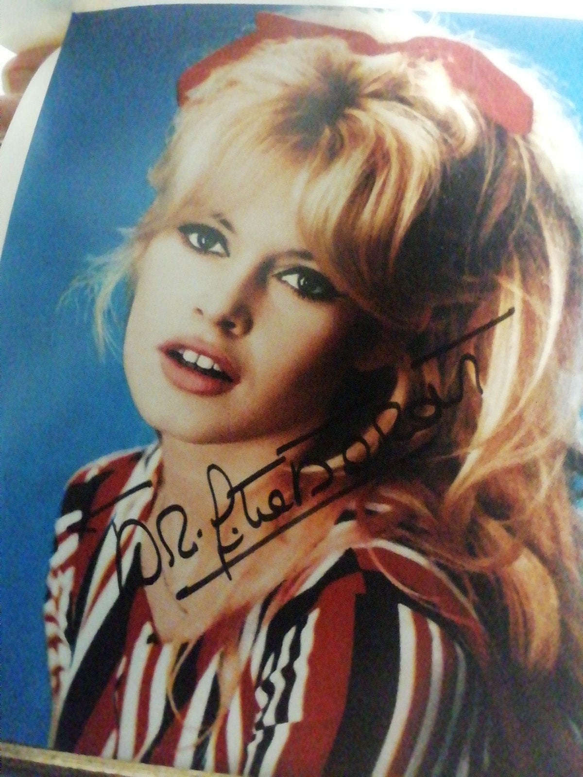 Brigitte Bardot met originele handtekening, Verzamelen, Muziek, Artiesten en Beroemdheden, Ophalen of Verzenden, Zo goed als nieuw