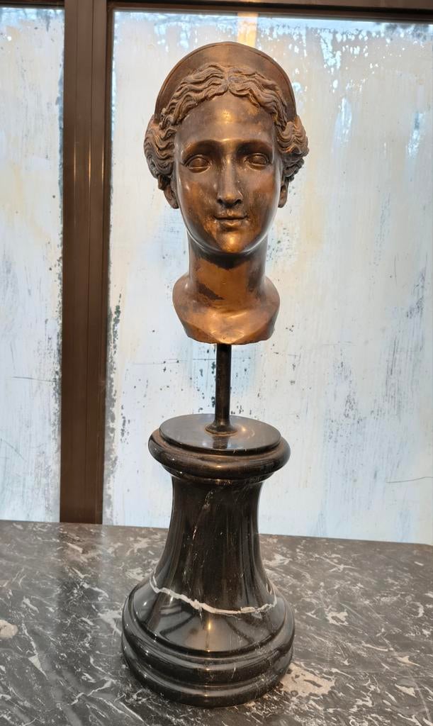 Bronzen Beeld Op Marmeren Voet Hoogte 60 cm Te Koop, Ophalen