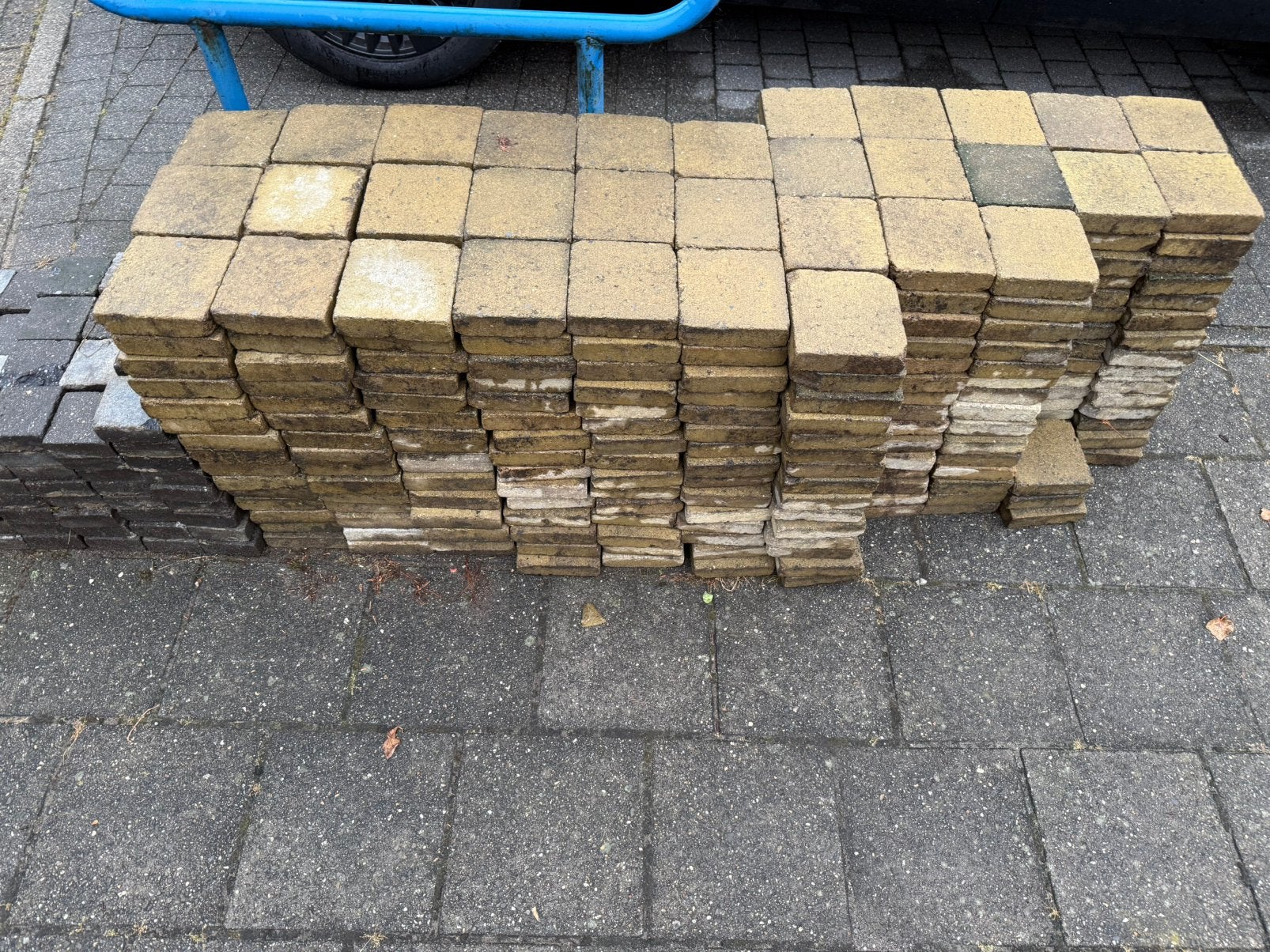 Gratis Zandgele/beige betonnlinkers, Tuin en Terras, Ophalen, Zo goed als nieuw