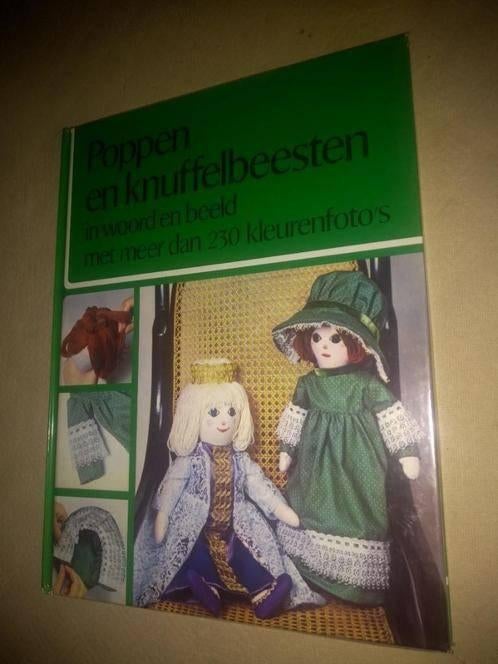 boek: poppen en knuffelbeesten in woord en beeld, Ophalen of Verzenden, Gelezen, Poppen maken