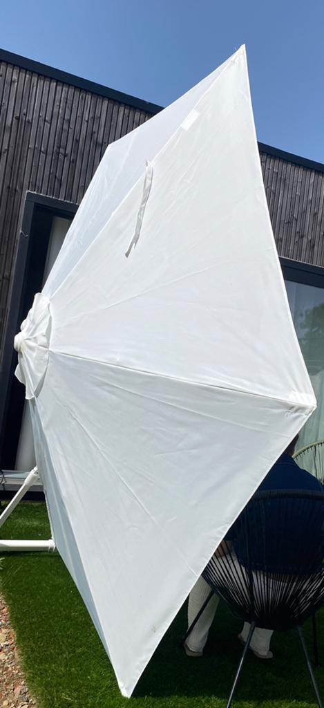 Witte zwevende parasol nieuw in verpakking nog een aantal, Tuin en Terras, Ophalen of Verzenden, Zo goed als nieuw