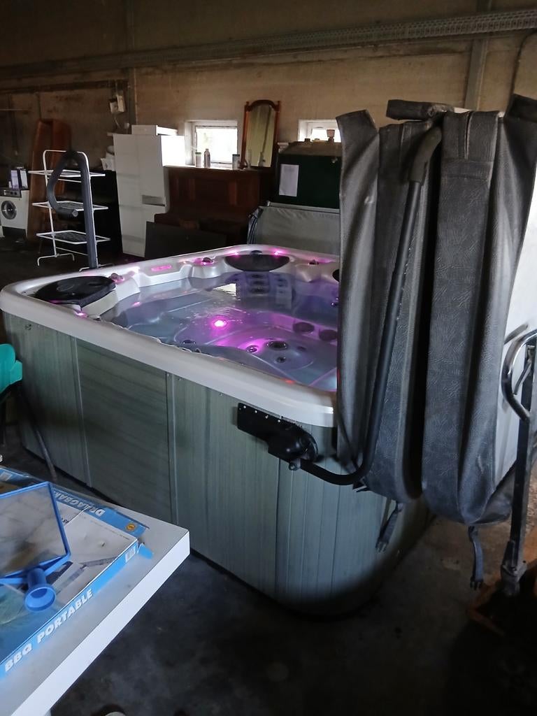 Jacuzzi  gratis geleverd geplaatst, Ophalen of Verzenden