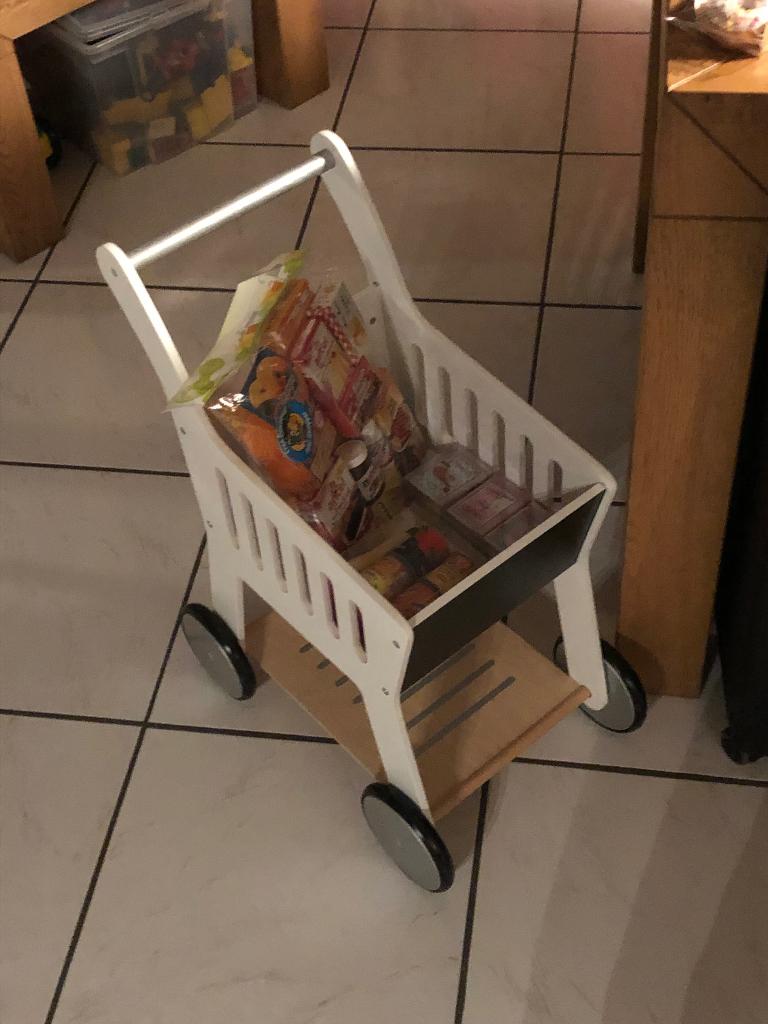 Speelgoedwinkel + kar + benodigdheden, Ophalen, Zo goed als nieuw, Hout, Speelkeuken