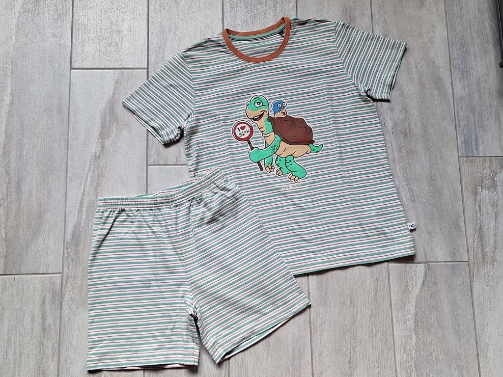 ★ M128 - Woody zomerpyjama thema schildpad, Nacht- of Onderkleding, Ophalen of Verzenden, Zo goed als nieuw, Jongen