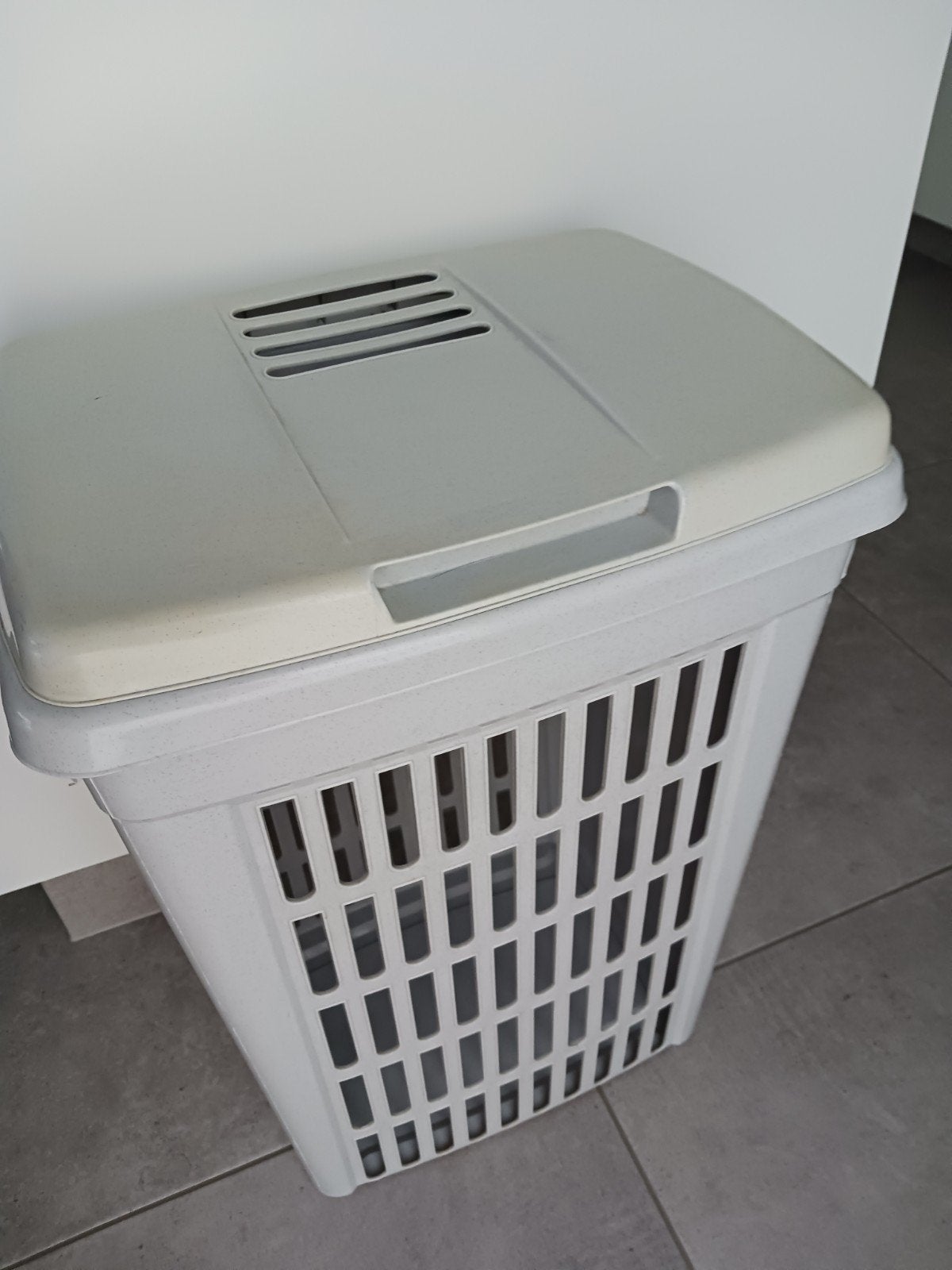 Grote grijze wasmand te koop., Ophalen, Gebruikt, Grijs, Wasmand