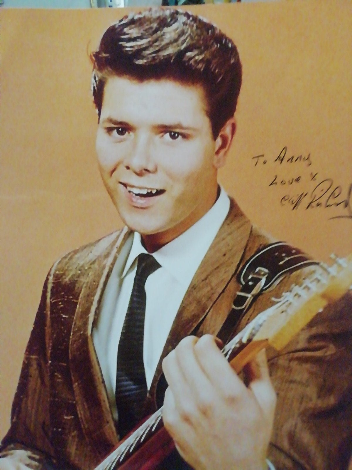 Cliff Richard met originele handtekening, Verzamelen, Verzenden, Zo goed als nieuw, Foto of Kaart, Gesigneerd