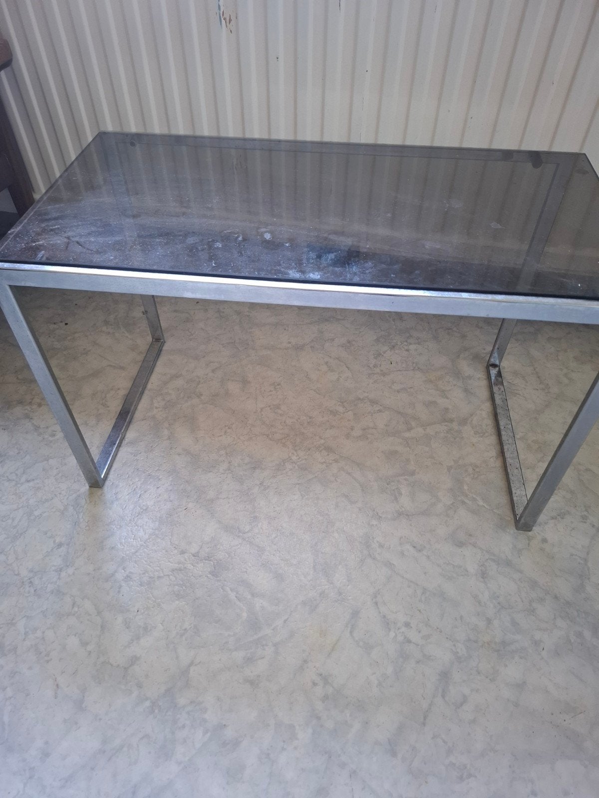 vintage tafeltje. fume glas met metalen onderstel, Ophalen, Glas