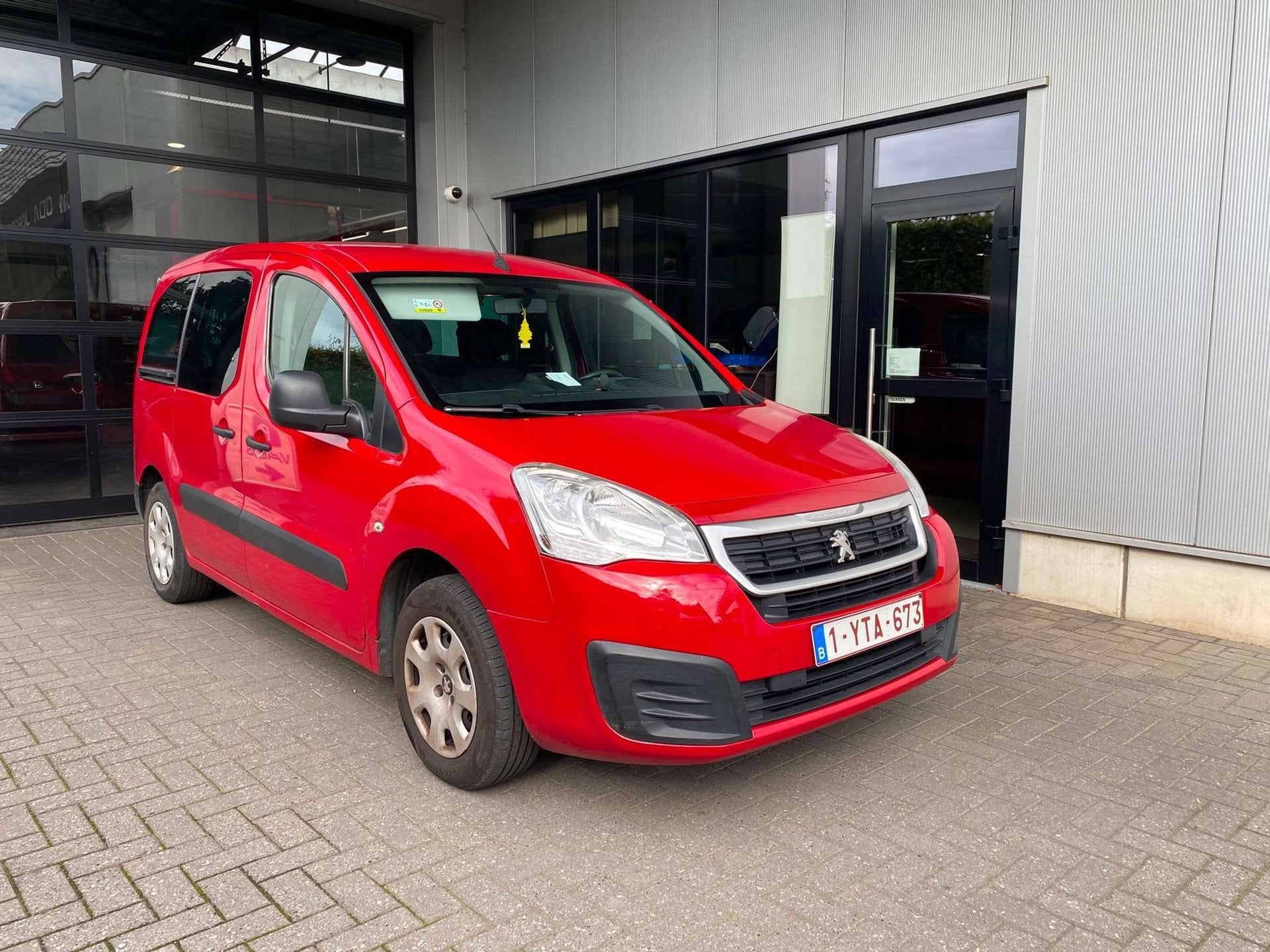 Peugeot Partner Partner 1.2 PureTech Active S, Autos, Rouge, Achat, Euro 6, Boîte manuelle