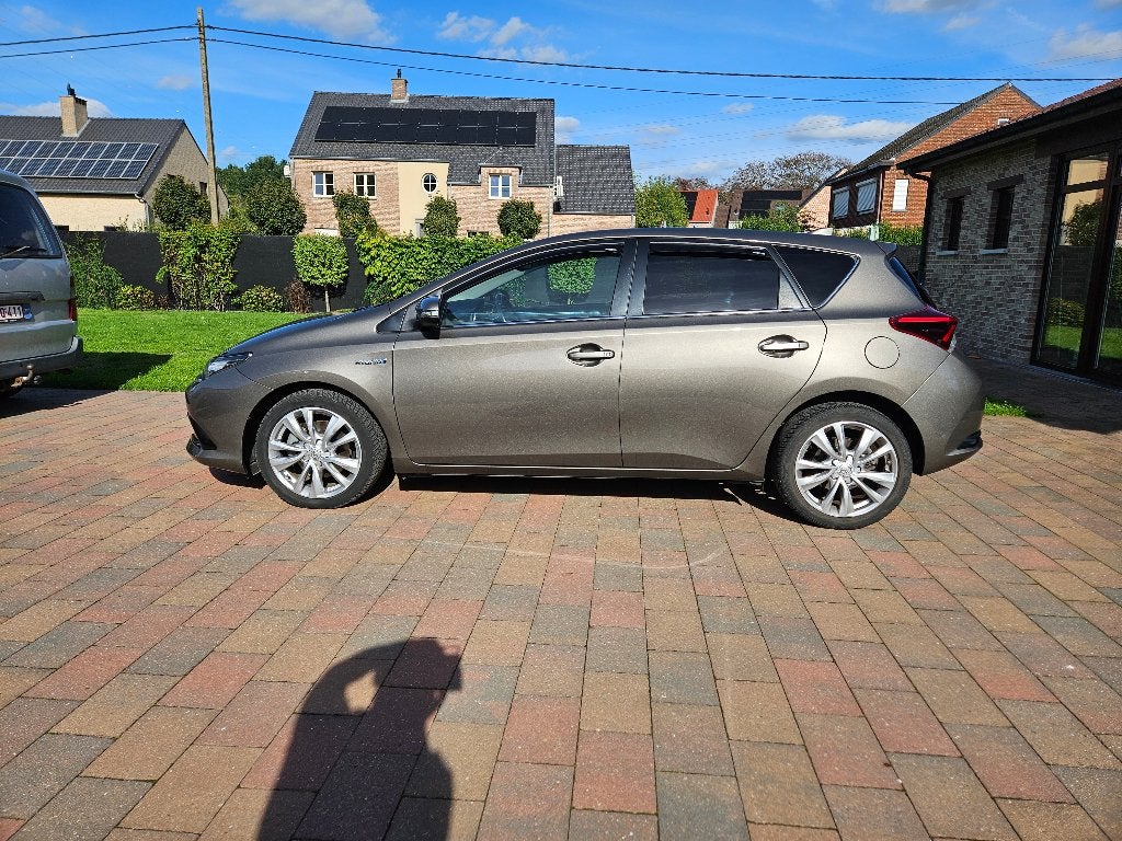 Toyota Auris Style 1.8 VVTi Hybride e-CVT Platinum Bronze, 116 g/km, Achat, Euro 6, Entretenue par le concessionnaire