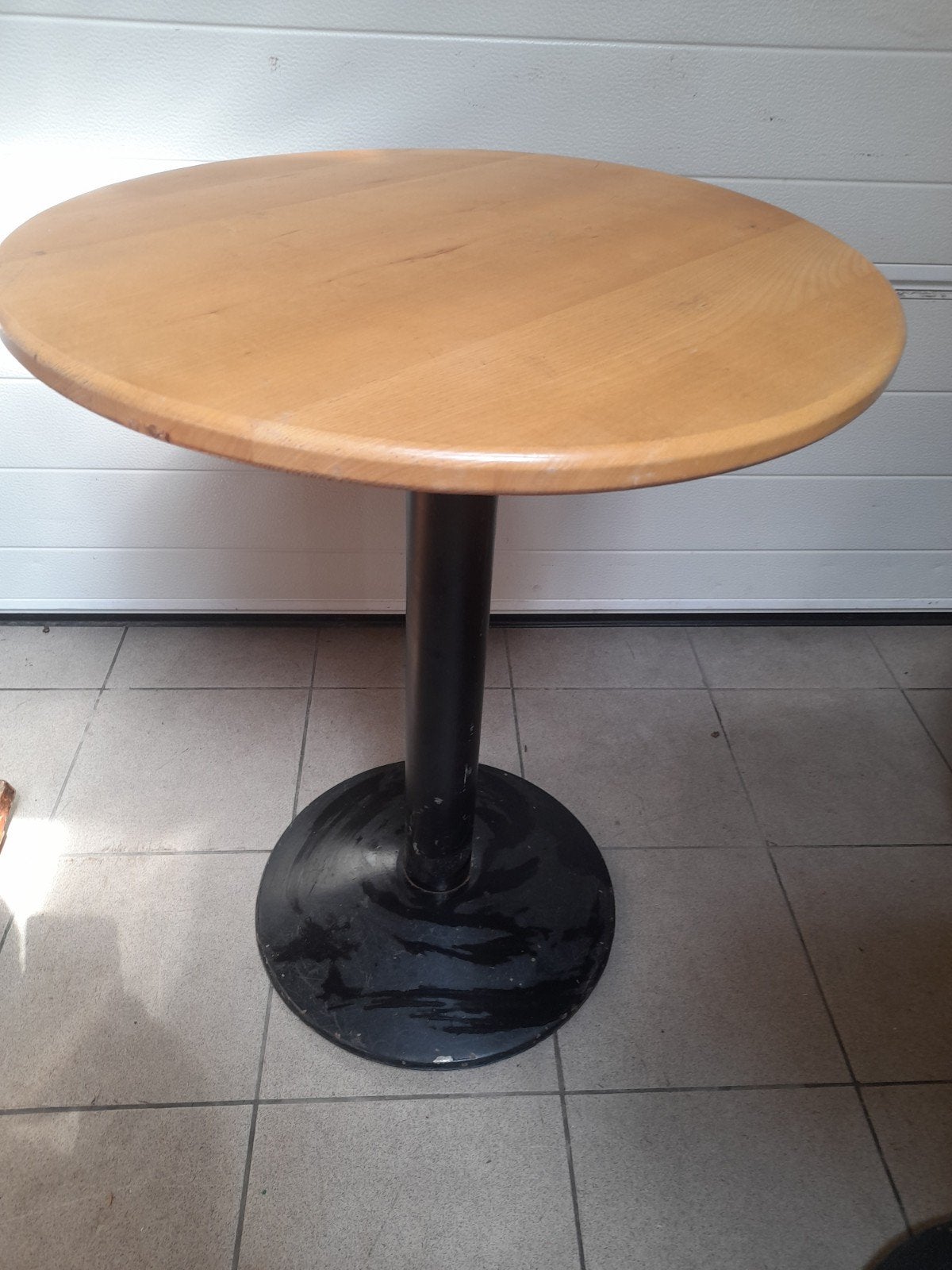 Bistrotafel met zware ijzeren voet, Ophalen
