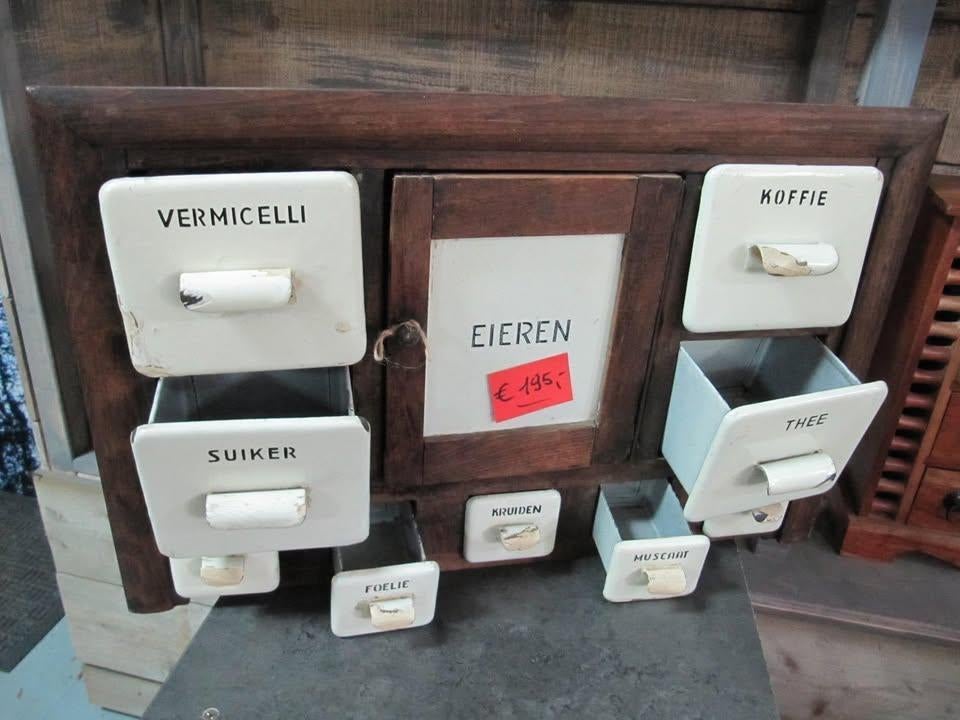 Oud keuken kastje met emaile bakjes, Ophalen