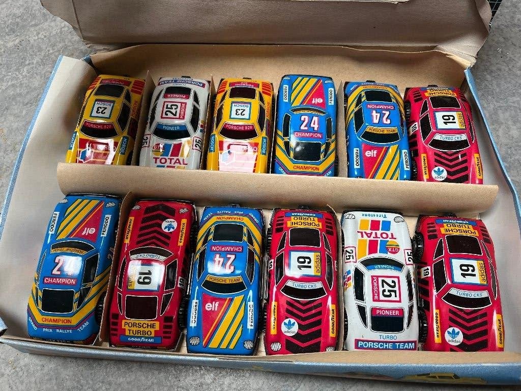 Winkeldisplay doos met 12 Porsches, Ophalen of Verzenden