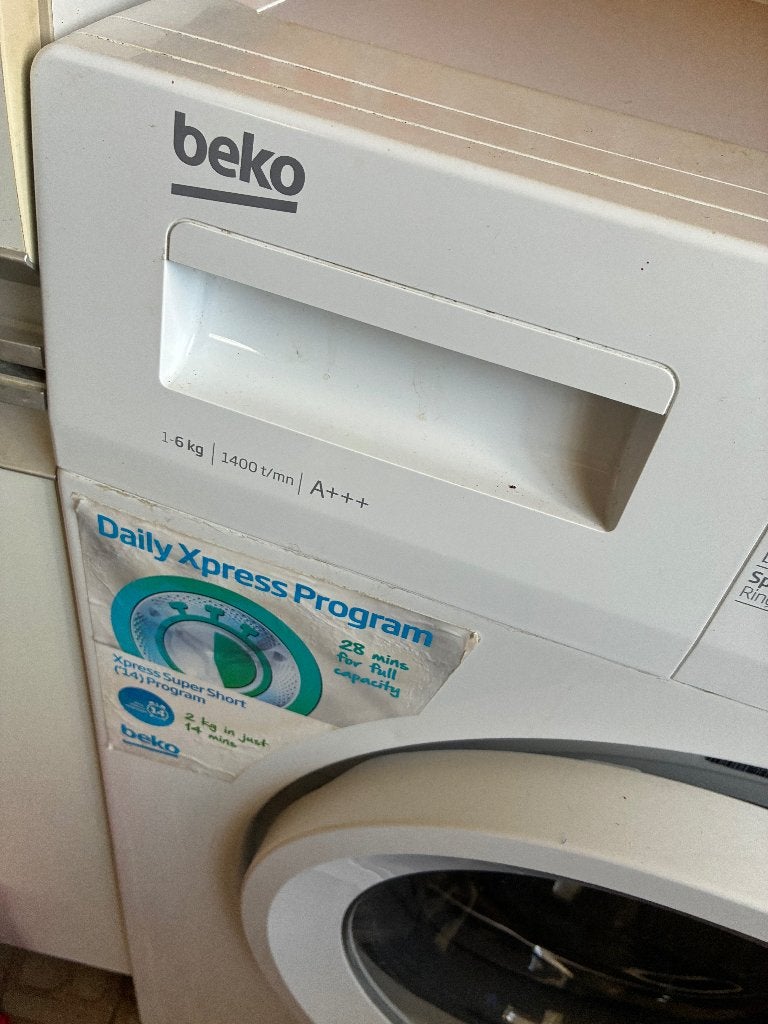 MACHINE À LAVER (neuve). BEKO WCV6712 BSC., 4 à 6 kg, Programme lavage à la main, Chargeur frontal, Enlèvement