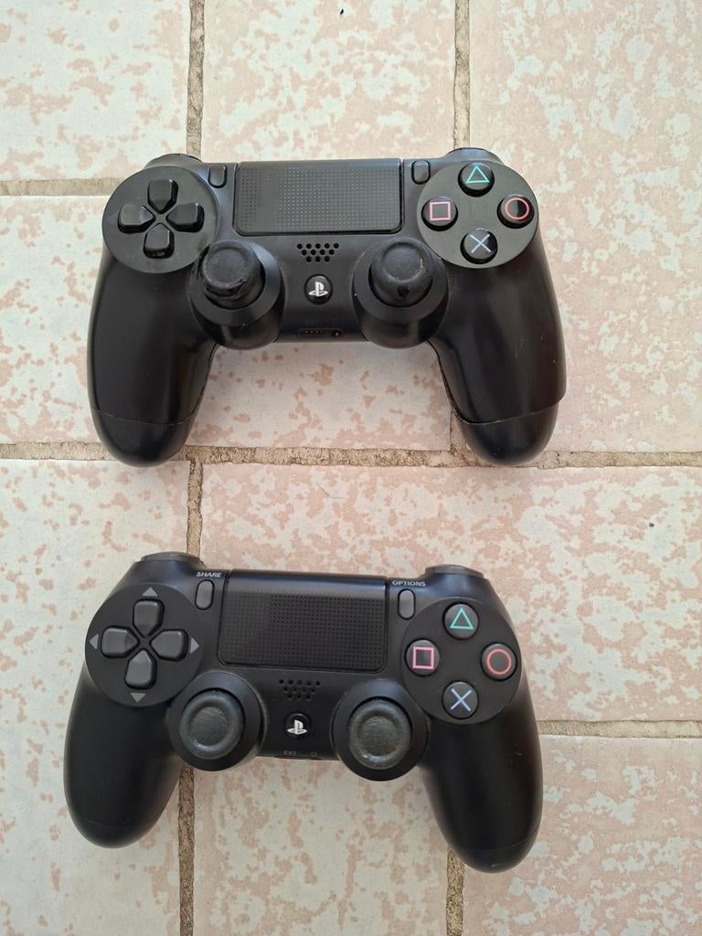 2 manettes ps4 d'occasion. Rendez-vous sur Bruxelles charler