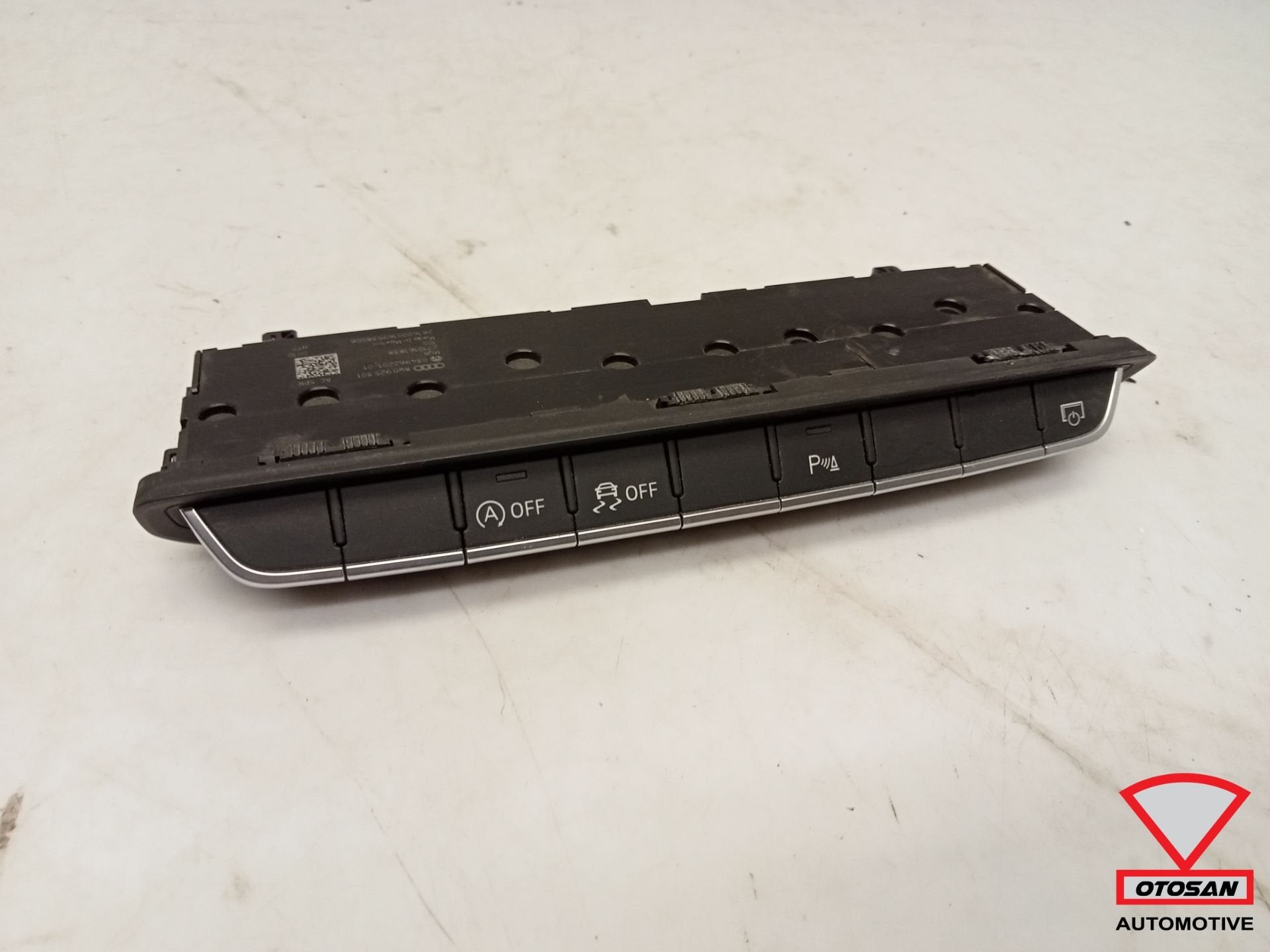 Interrupteur PDC A-OFF ESP 8W0925301 pour Audi A4 8W, AUDI AG, Auto-Union-Strasse 1
85045  Ingolstadt, DE, Audi, Utilisé