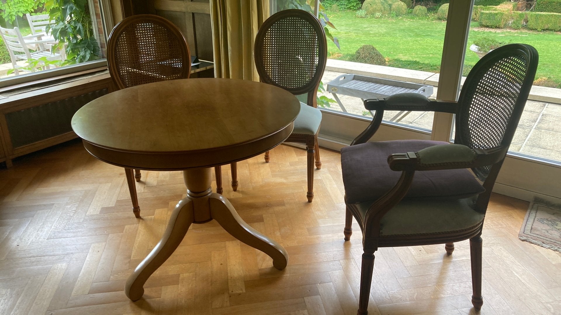 Table avec quatre chaises, Enlèvement