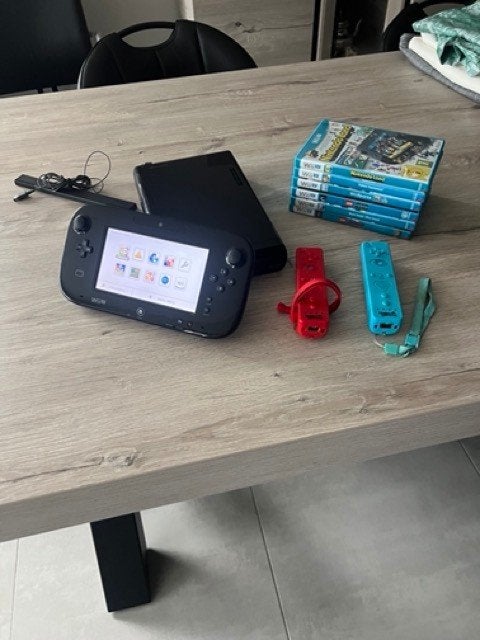 Gemodereerde Wii U + 6 games + 2 Wiimotes - Goede staat!, Games en Spelcomputers, Spelcomputers | Nintendo Wii U, Ophalen of Verzenden