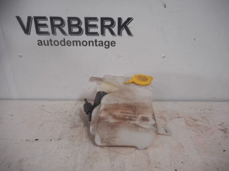 RUITENSPROEIERPOMP + RESERVOIR Opel Corsa B (73 / 78 / 79), Bahnhofsplatz 65423 Rüsselsheim am Main, DE, Enlèvement ou Envoi, Opel