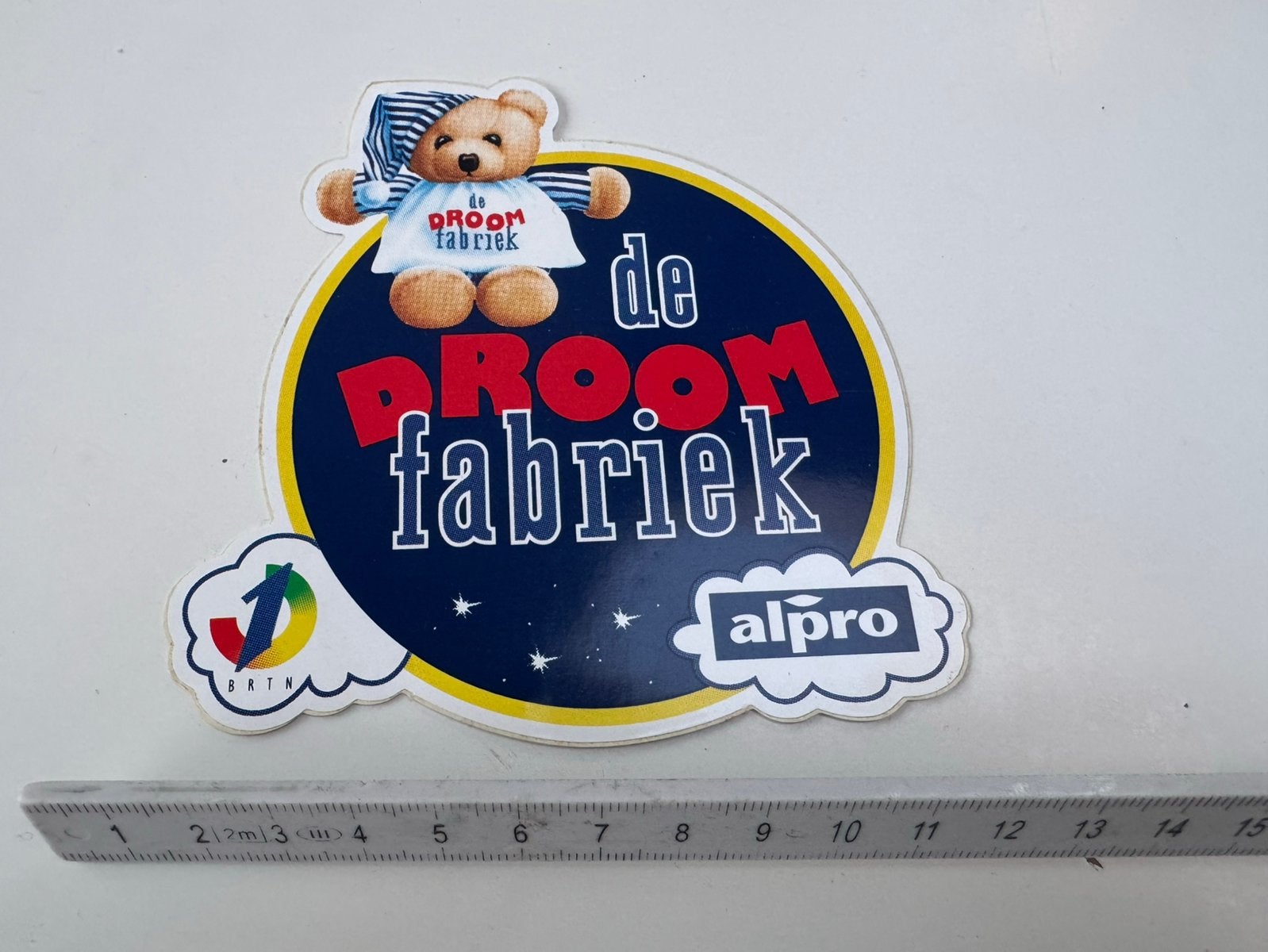 Vintage sticker de droomfabriek, Verzamelen, Ophalen of Verzenden, Nieuw, Film, Tv of Omroep