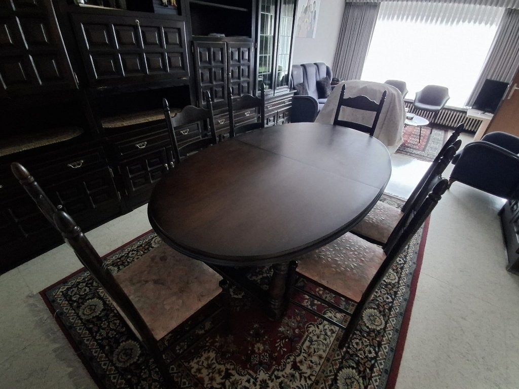 Donkerbruine ovalen eettafel met 6 bijpassende stoelen, Huis en Inrichting, Ophalen, Gebruikt, 100 tot 150 cm, Vijf personen of meer