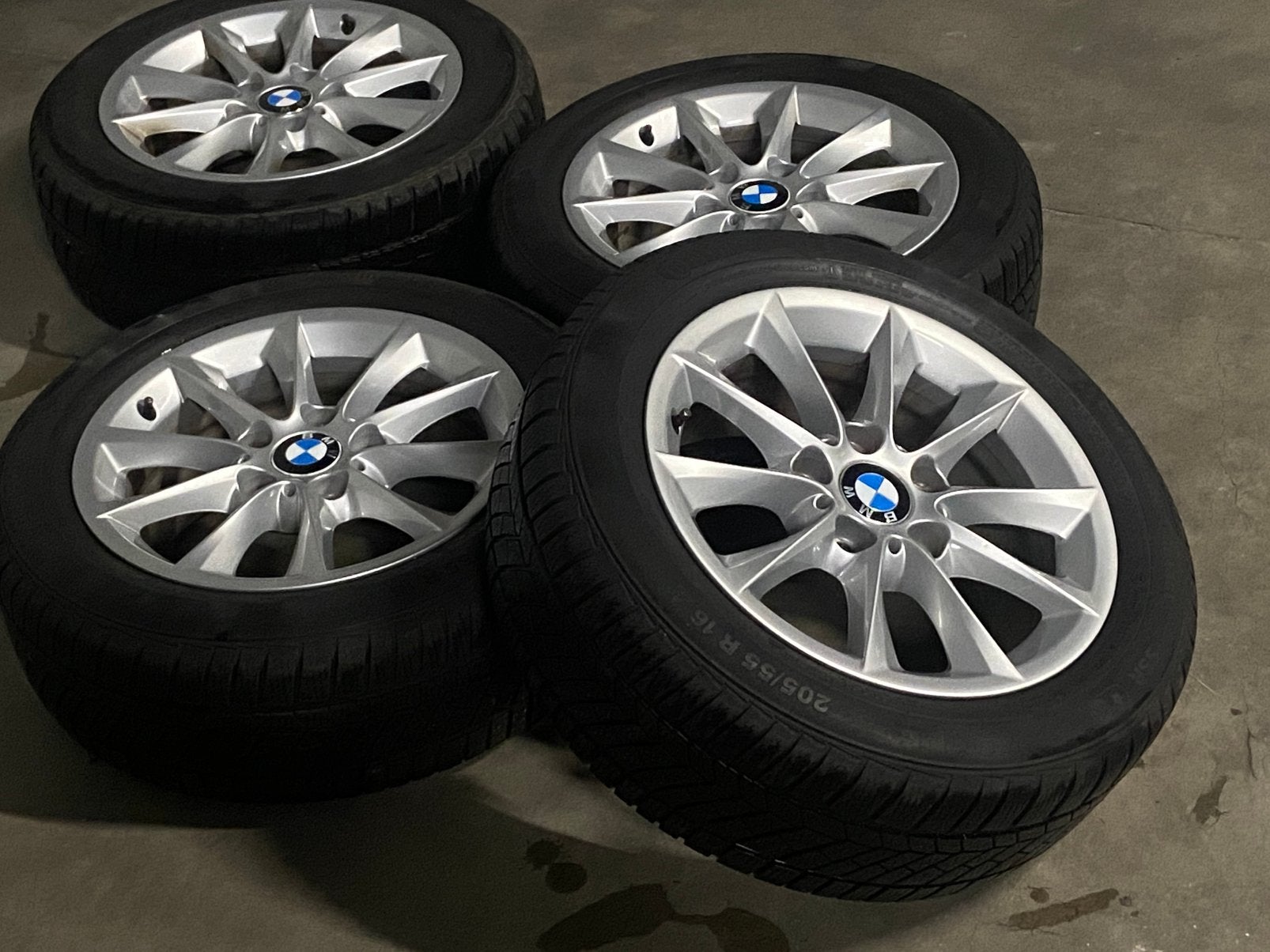 Jantes 16 pouces BMW d'origine avec pneus d'hiver — ACTION, Autos : Pièces & Accessoires, Pneus & Jantes, Pneus et Jantes, Pneus hiver