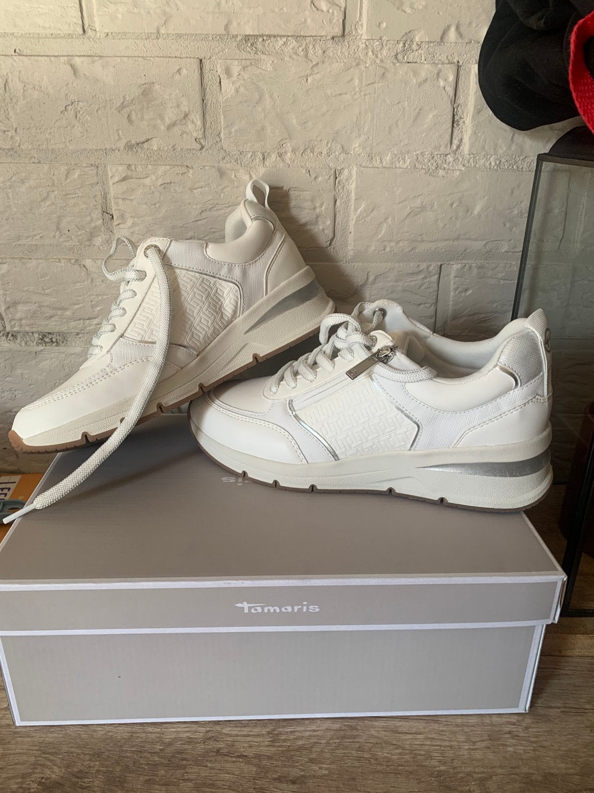Tamaris sneakers met lage hak maat 39 nieuwstaat, Kleding | Dames, Wit, Ophalen of Verzenden, Zo goed als nieuw, Sneakers