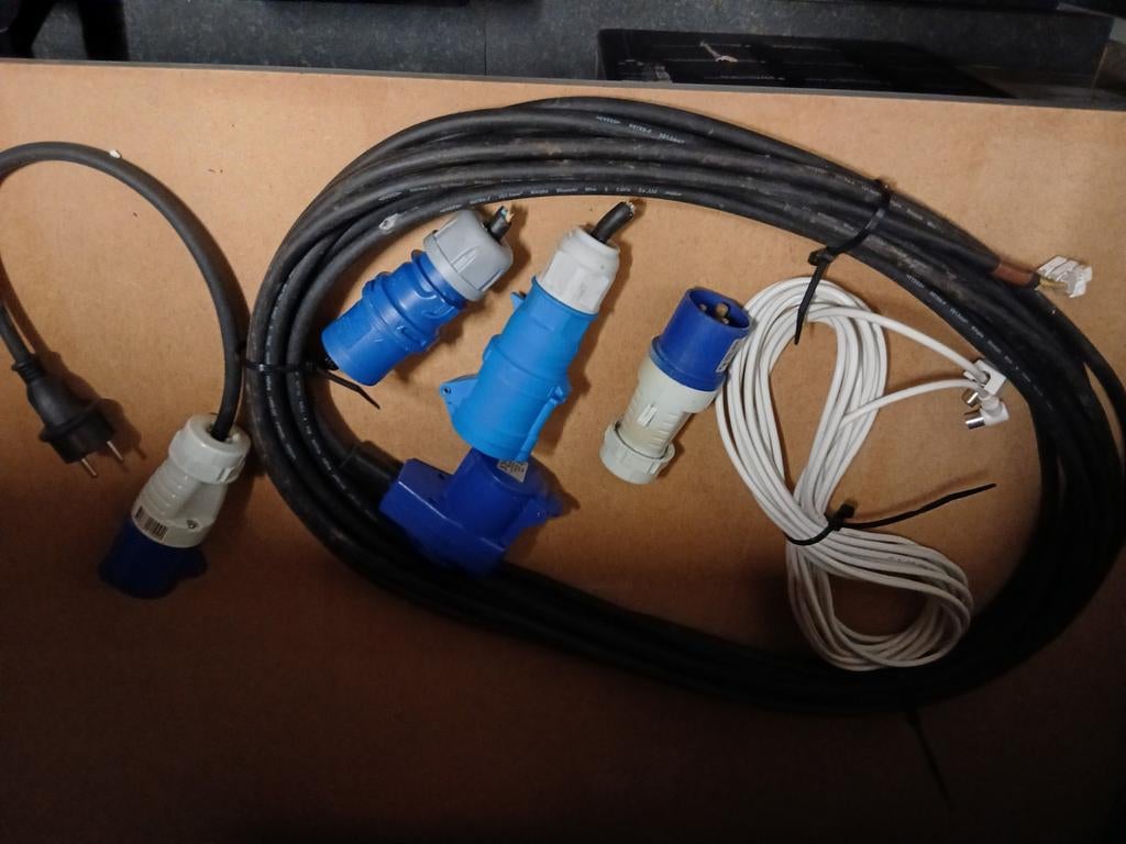 Partij elektrisch campingmateriaal, Ophalen