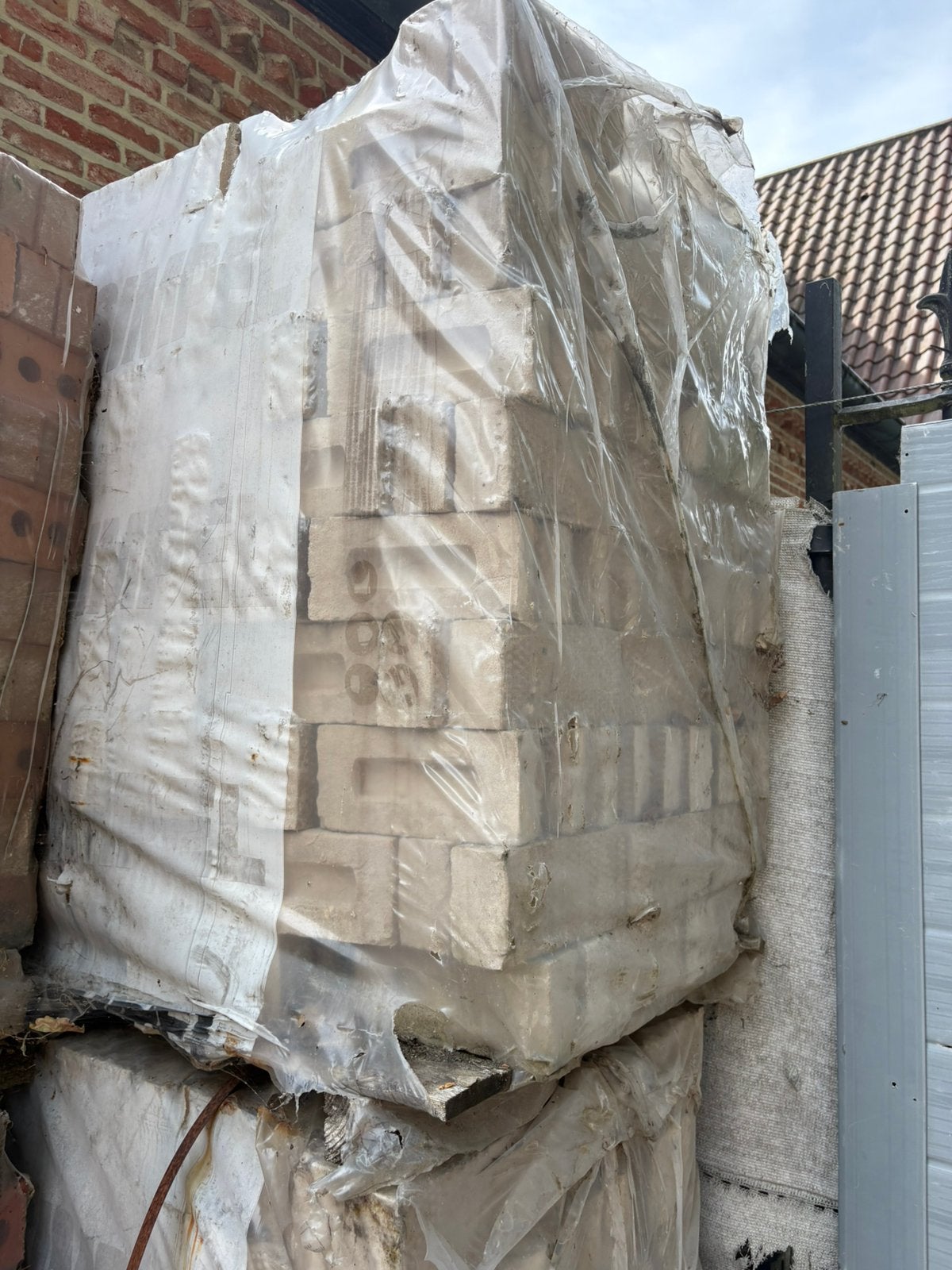 2 volle pallets licht crème/witte gevelstenen, Ophalen, Zo goed als nieuw