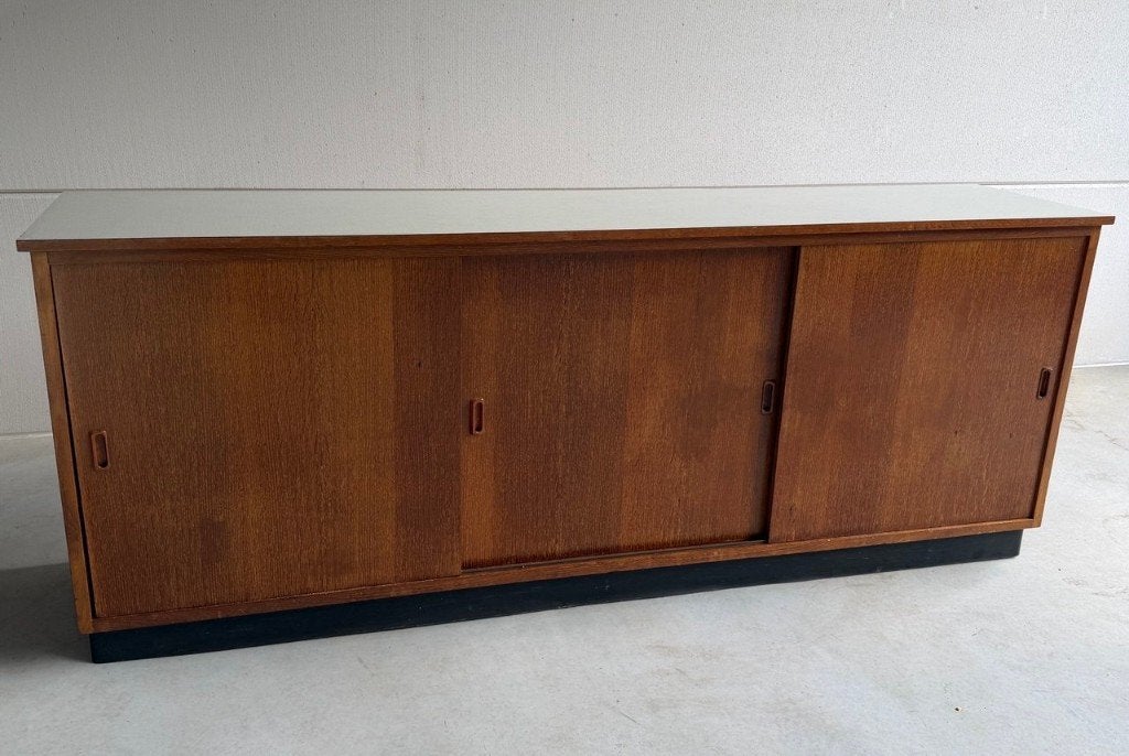 Vintage schoolkast teak met schuifdeuren, Huis en Inrichting, Ophalen