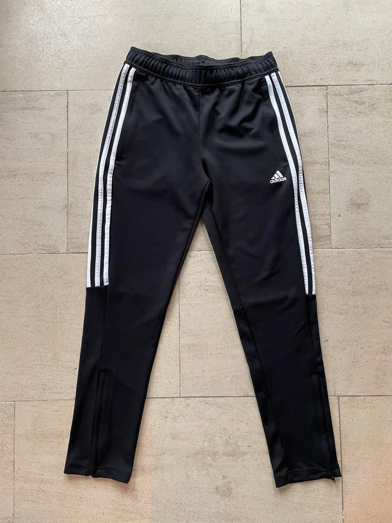 Mooie trainingsbroek Adidas maat 152, Ophalen of Verzenden, Zo goed als nieuw, Jongen, Sport- of Zwemkleding