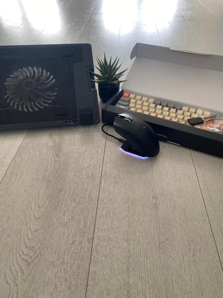 Clavier V500 Act Coolerstand X11 Attack Shark négociable !, Informatique & Logiciels, Tapis de souris, Comme neuf, Enlèvement