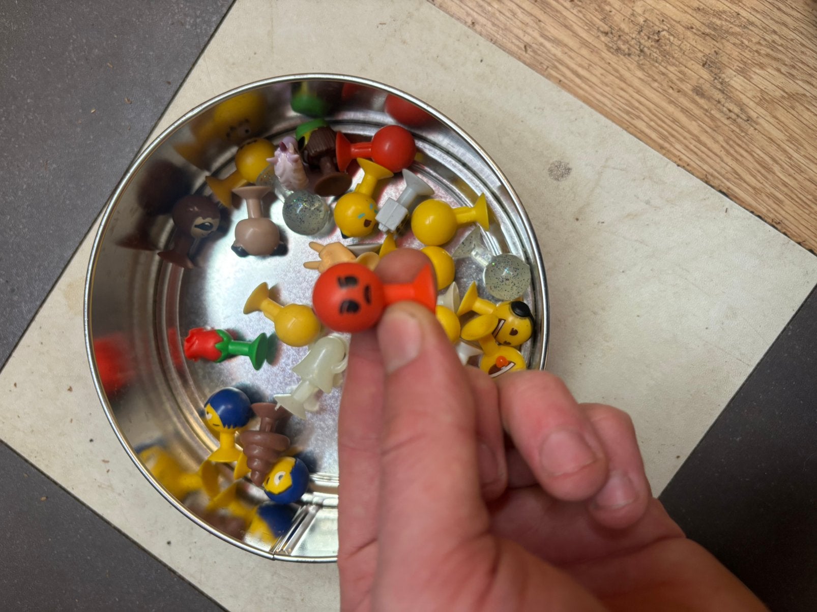Zuignap poppetjes, Ophalen