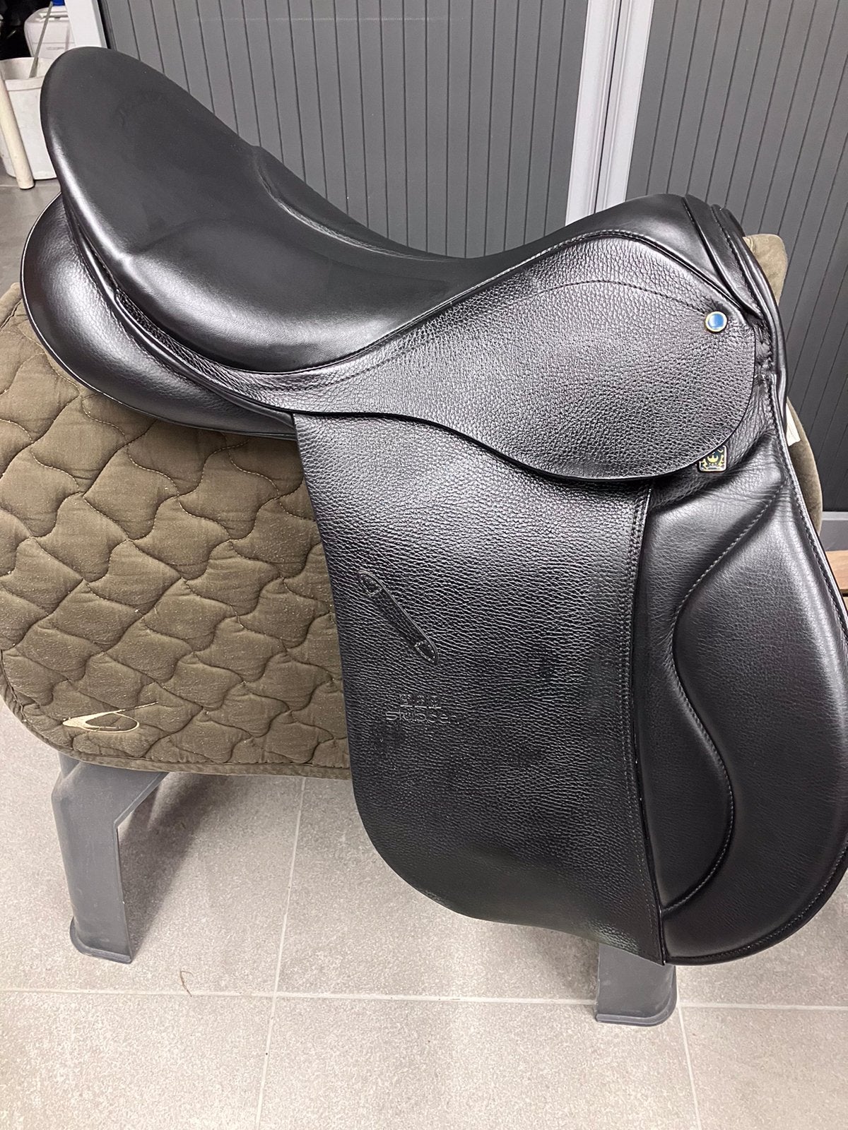 Selle polyvalente Stubben, Siège semi-creux, L (17.5 pouces), Enlèvement, Utilisé