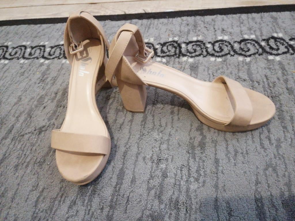 Talon pour femmes ( 10 € la paire), Enlèvement ou Envoi, Chaussures à haut talons, Comme neuf, Noir