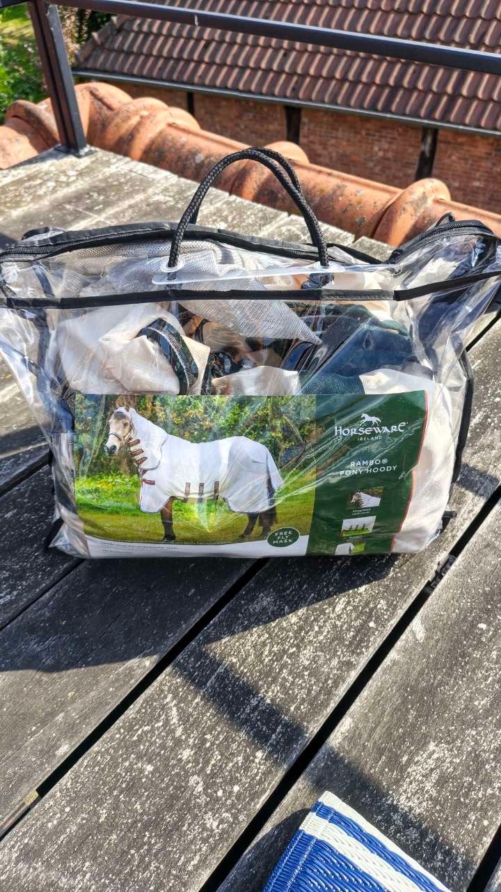 Rambo pony hoody, Dieren en Toebehoren, Paarden en Pony's | Dekens en Dekjes, Nieuw, Eczeemdeken, Pony (P), Rambo, Beige, Polyester