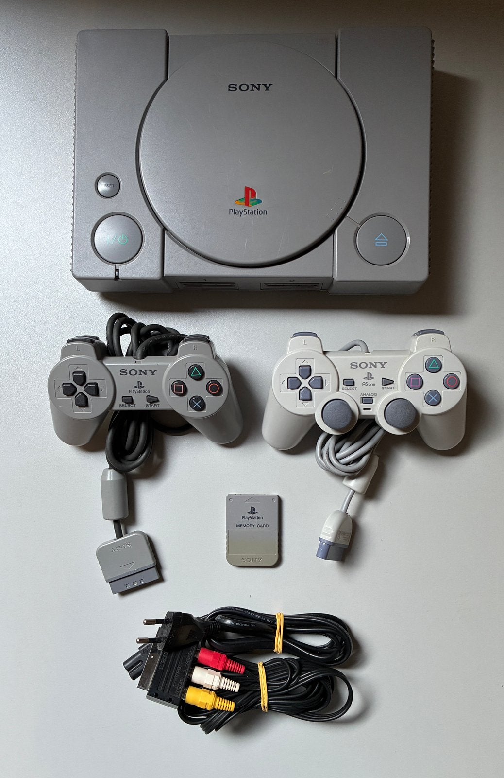 Sony PlayStation 1 (PS1) SCPH-5552 met 2 controllers, Games en Spelcomputers, Verzenden, Zo goed als nieuw, Met 2 controllers