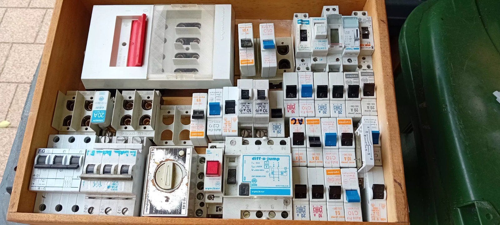 Elektrisch veiligheid materiaal e.a., Ophalen