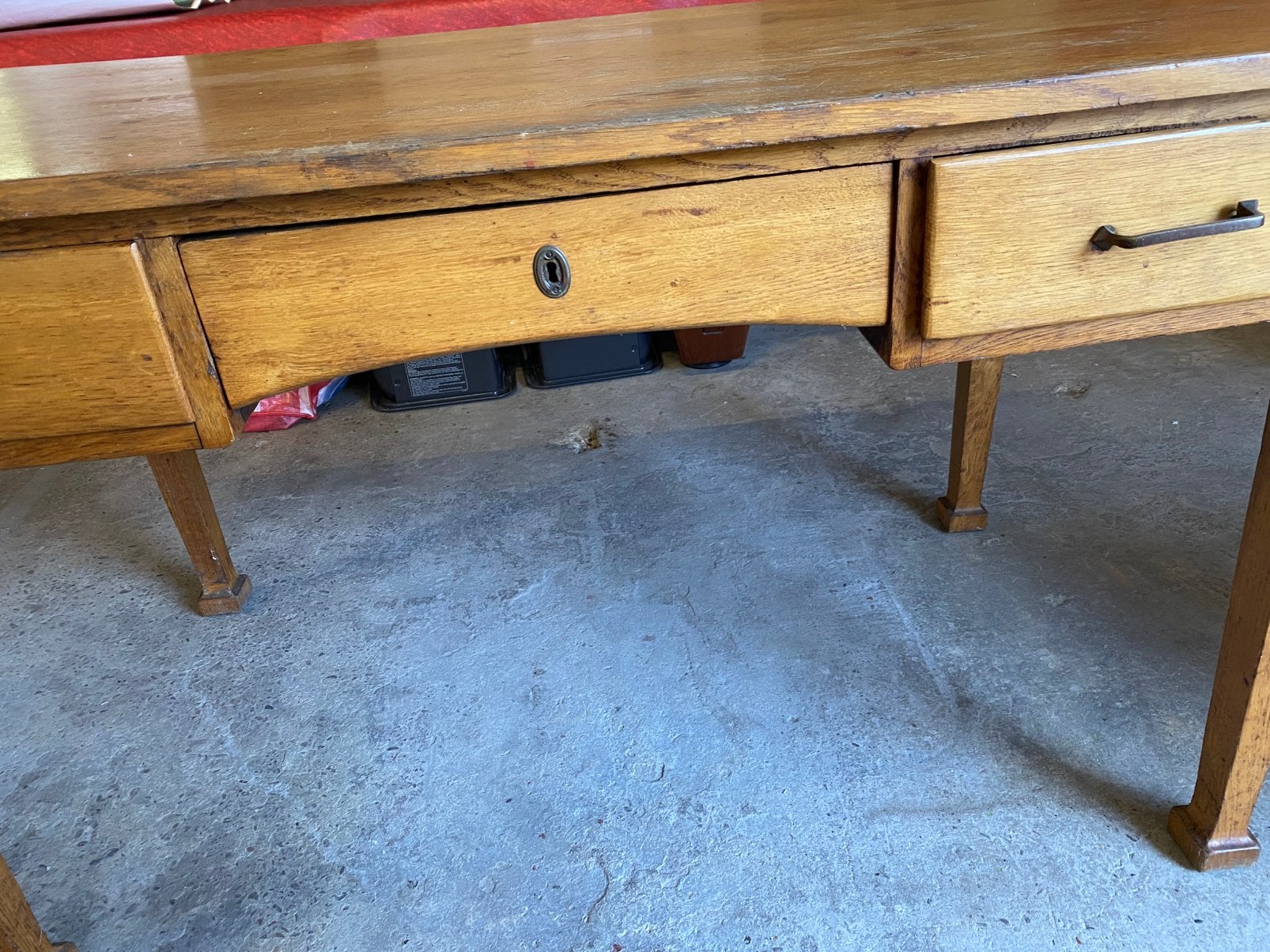 Authentique bureau plat ancien en chêne massif, 100 à 150 cm, Enlèvement, Utilisé, 50 à 100 cm