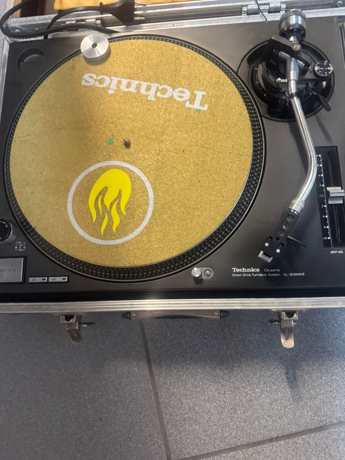1 Techics SL-1200 Mk2 et 1Technics SL-1210 MK2, Muziek en Instrumenten, Dj-sets en Draaitafels, Ophalen, Gebruikt, Draaitafel