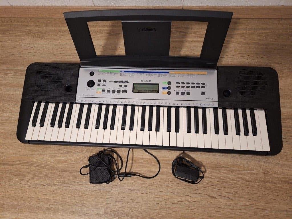 Clavier Yamaha YPT-255 en parfait état + Pédale de sustain, Musique & Instruments, Pianos, Comme neuf, Digital, Enlèvement, Piano