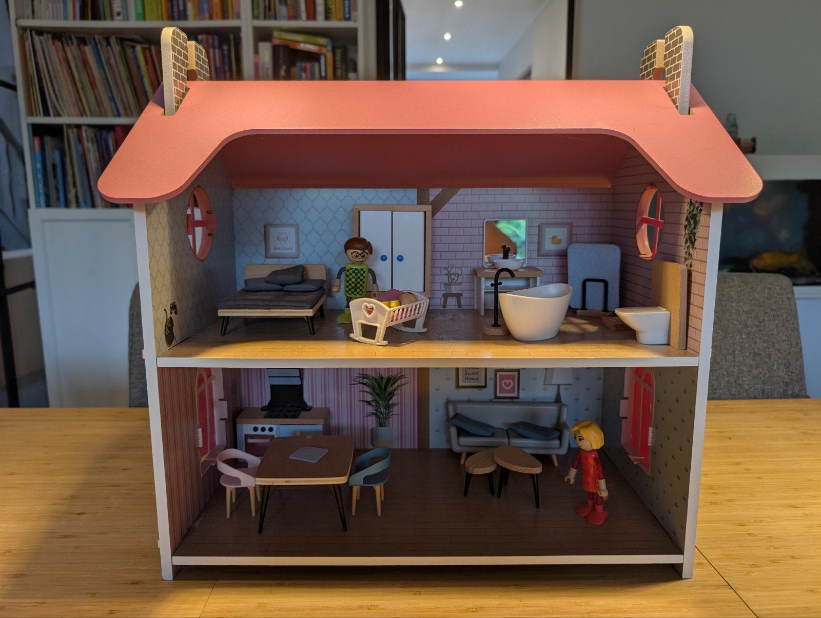 Lidl houten poppenhuis – amper bespeeld – €40, Kinderen en Baby's, Ophalen, Zo goed als nieuw, Poppenhuis