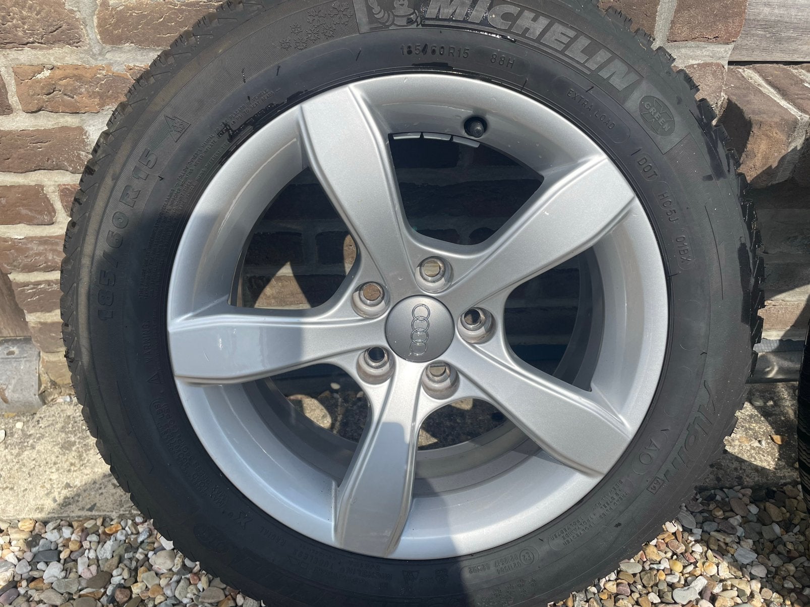 Originele Audi A1 velgen en Michelin winter banden, Ophalen, 15 inch, Banden en Velgen, Winterbanden