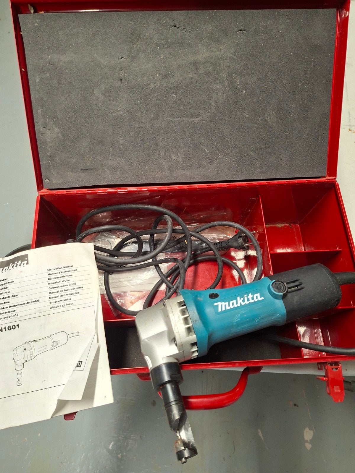 GRIGNOTEUSE MAKITA., Enlèvement, Utilisé, Autres types