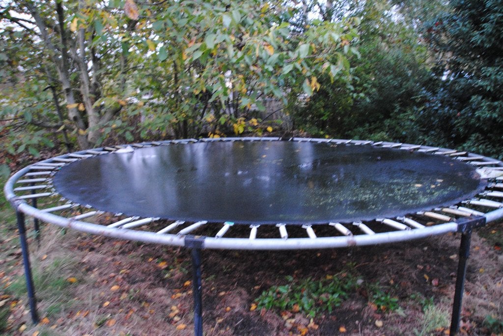 Trampoline (onderste deel) op poten., Enlèvement, Utilisé