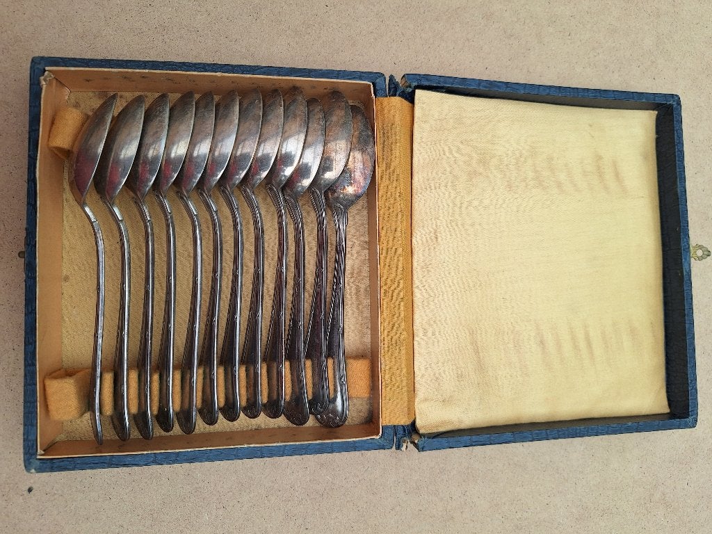 12 cuillères à dessert métal argenté dans coffret, Antiquités & Art, Enlèvement ou Envoi